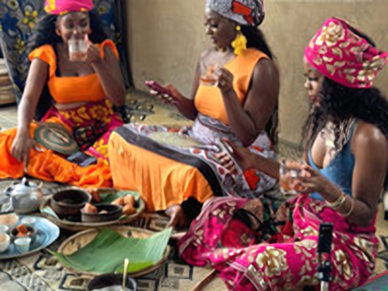 Guests preparing a meal together with the Mamas of Zanzibar